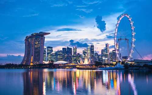 Sightseeingbuss vid Marina Bay i Singapore