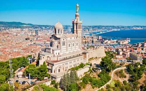Sightseeingbuss i Gamla hamnen i Marseille