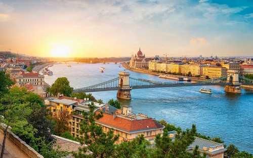 Sightseeingbuss vid Parlamentet i Budapest