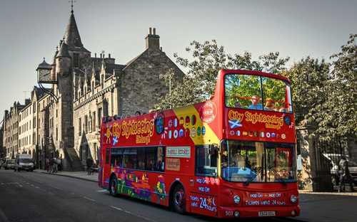 Sightseeingbuss vid Edinburgh Castle