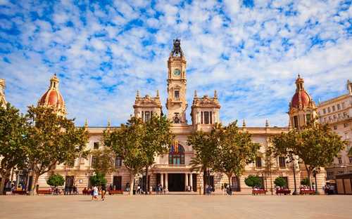 Sightseeingbuss vid Konstens och vetenskapens stad i Valencia