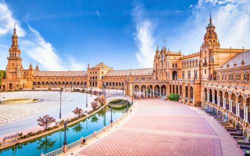 Sightseeingbuss på Plaza de España i Sevilla