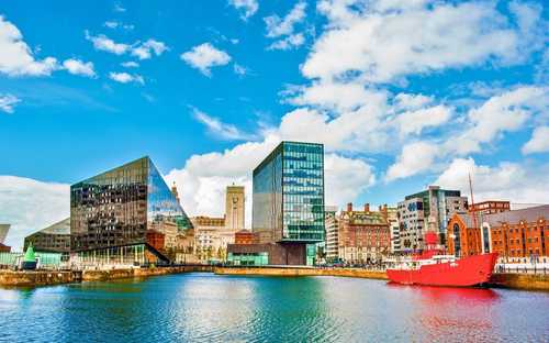 Sightseeingbuss i hamnområdet i Liverpool