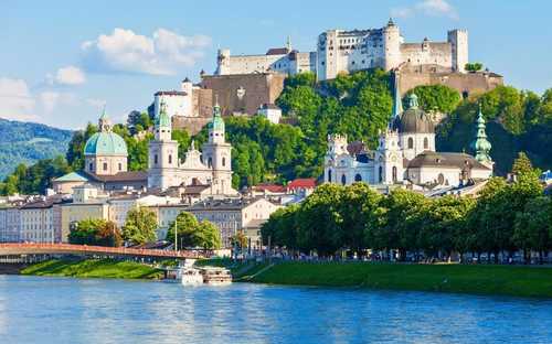 Sightseeingbuss vid fästningen i Salzburg