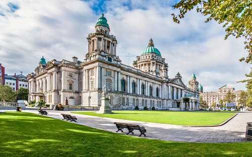 Sightseeingbuss i Titanic-kvarteret i Belfast