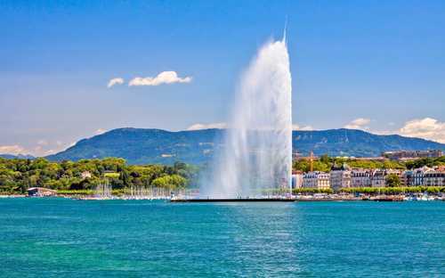Sightseeingbuss vid Genèvesjön