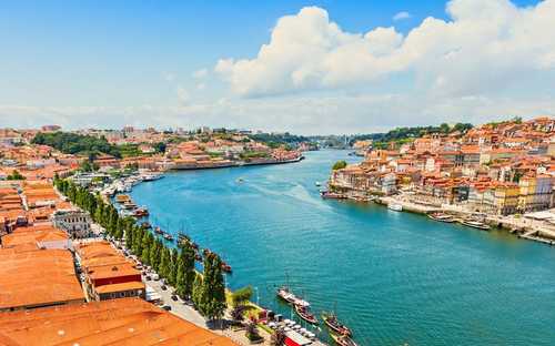 Sightseeingbuss i Ribeira-kvarteret i Porto