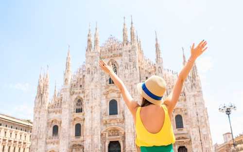 Sightseeingbuss vid Katedralen i Milano