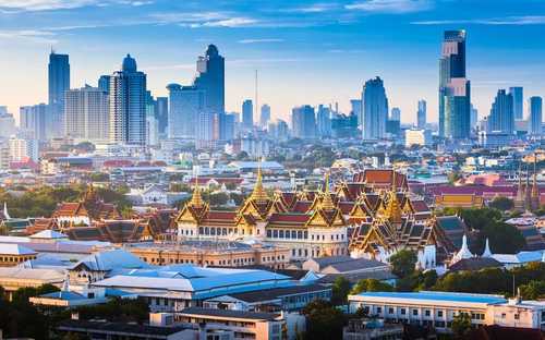 Sightseeingbuss vid Stora palatset i Bangkok