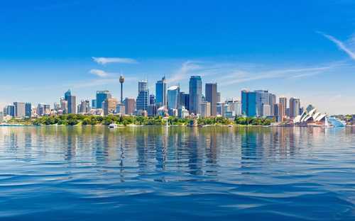 Sightseeingbuss vid Operahuset i Sydney