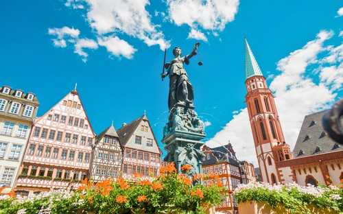 Sightseeingbuss på Römerberg-torget i Frankfurt