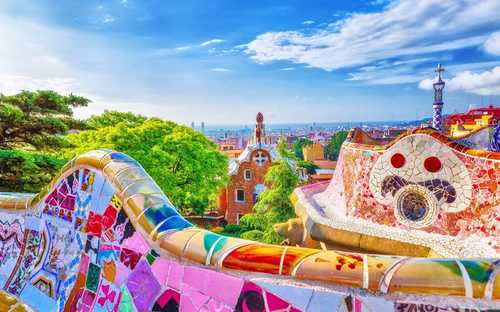 Sightseeingbuss vid Sagrada Família i Barcelona
