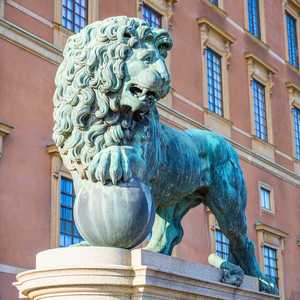 Utforska Stockholm i din egen takt med hop-on hop-off bussturer – Panoramautsikt, audioguider och obegränsade stopp under 2026