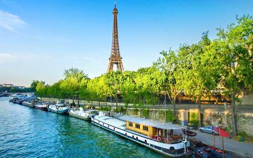 Sightseeingbuss vid Eiffeltornet i Paris