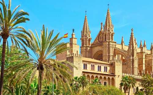 Sightseeingbuss vid Katedralen i Palma