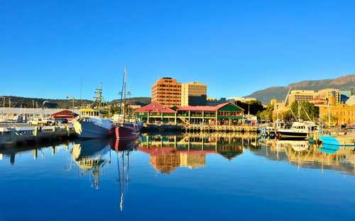 Sightseeingbuss i hamnen i Hobart