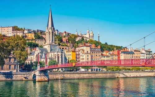 Sightseeingbuss vid Fourvière-basilikan i Lyon
