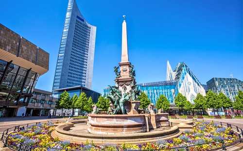 Sightseeingbuss vid monumentet i Leipzig