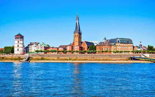 Sightseeingbuss i MedienHafen i Düsseldorf